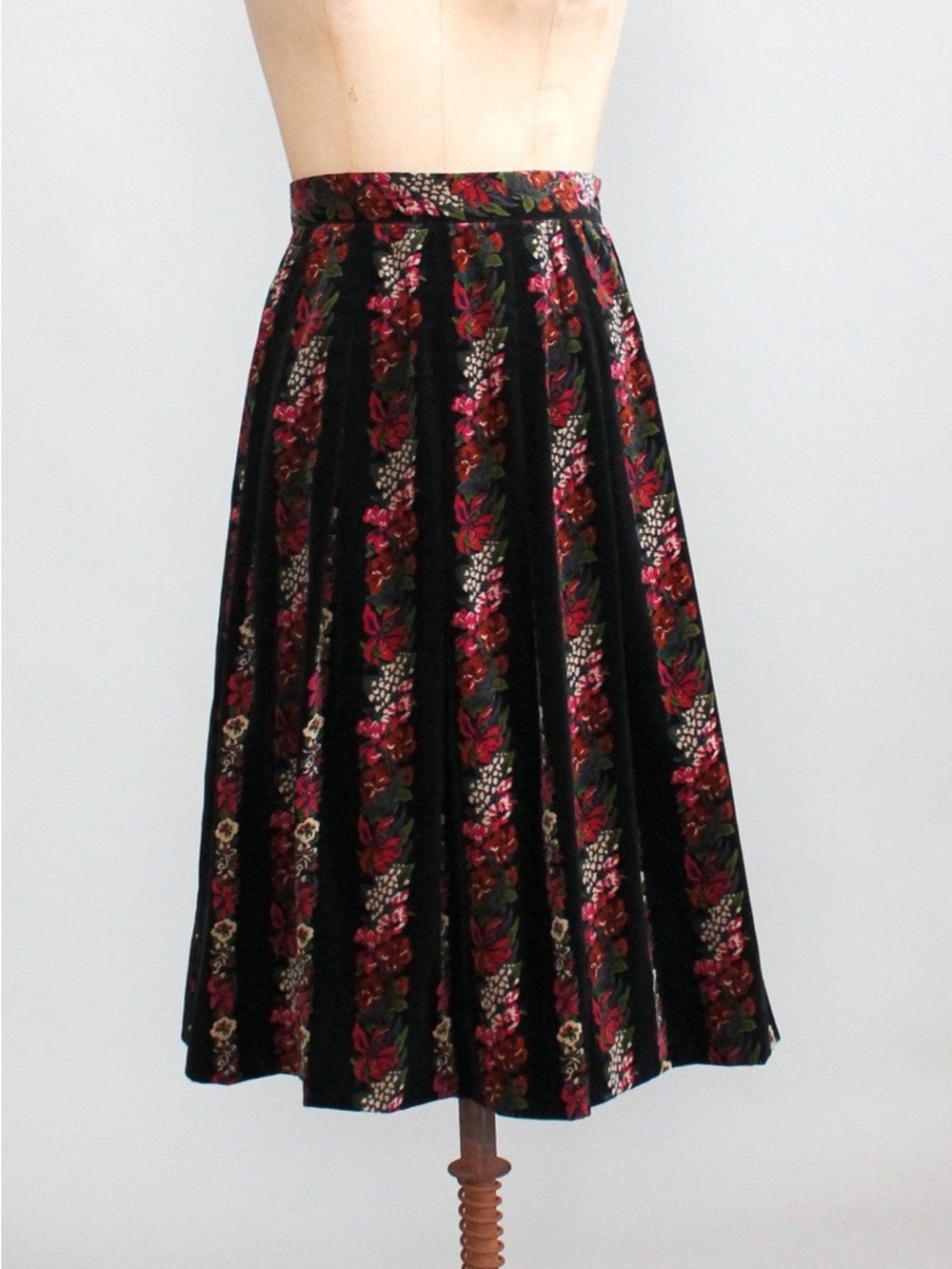 HERMAN GEIST | Vintage 1960s Floral Velveteen Pleated Skirt ~ Size 10P